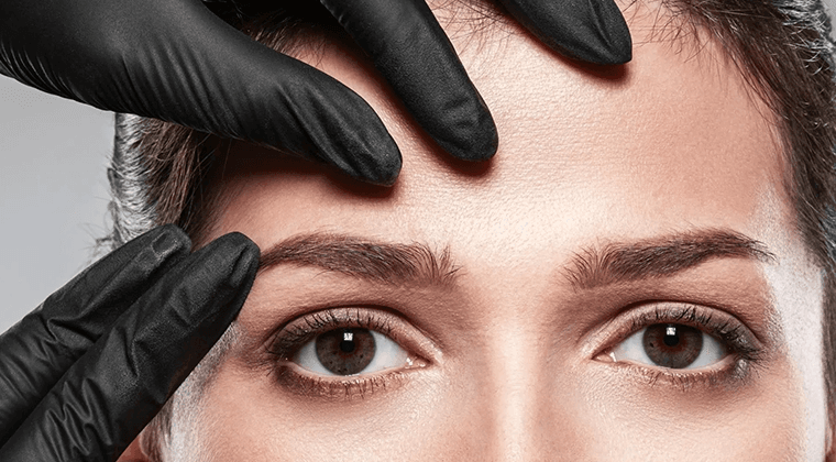 Levantamiento de cejas